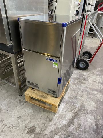 790879-1 Ice machine Simag, produces 63 kg / day. Ice capacity in the bin 20 kg