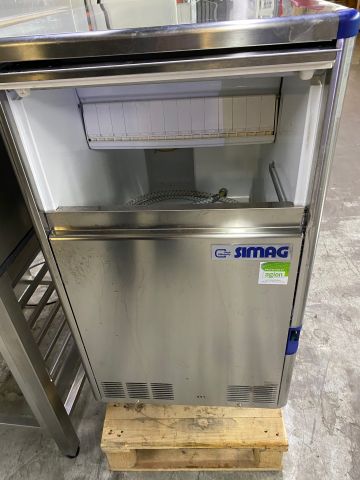 790879-2 Ice machine Simag, produces 63 kg / day. Ice capacity in the bin 20 kg