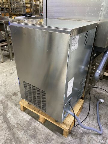 790879-3 Ice machine Simag, produces 63 kg / day. Ice capacity in the bin 20 kg