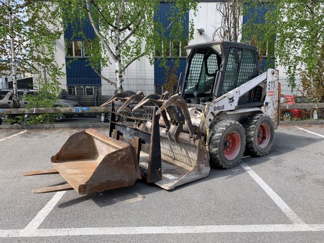 747460-1 BobCat S130 -04 incl. Pit bucket, pallet forks, planer bucket