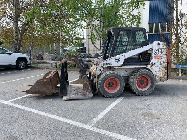 747460-3 BobCat S130 -04 incl. Pit bucket, pallet forks, planer bucket
