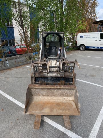 747460-9 BobCat S130 -04 incl. Pit bucket, pallet forks, planer bucket