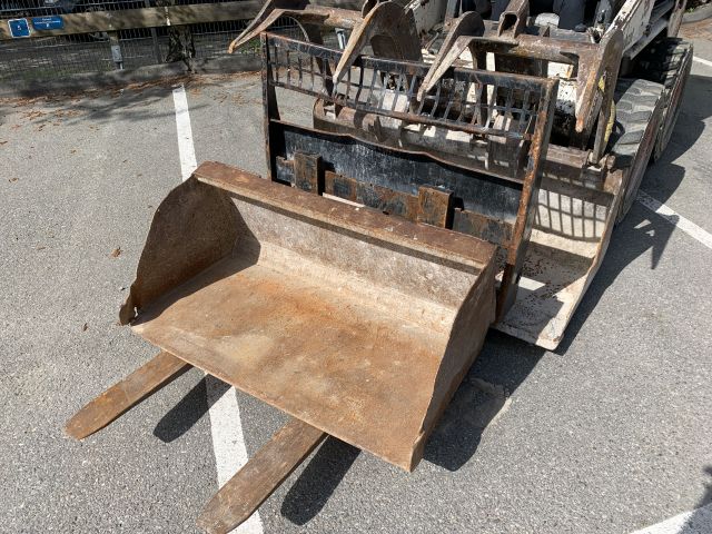 747460-20 BobCat S130 -04 incl. Pit bucket, pallet forks, planer bucket