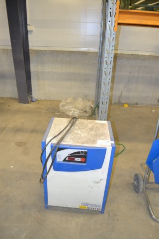 735855-3 Truck charger CMP 2100