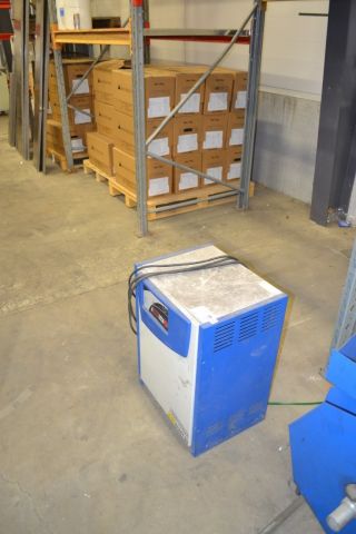 735855-4 Truck charger CMP 2100