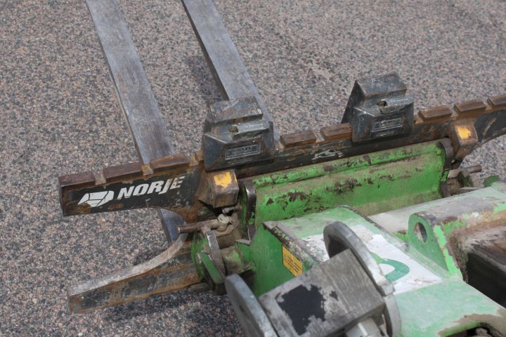 792836-14 Skid steer loader Avant 420 -12 with accessories