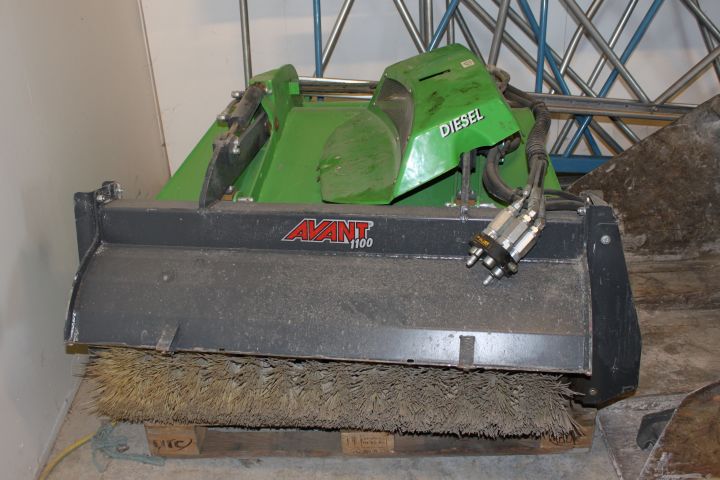 792836-19 Skid steer loader Avant 420 -12 with accessories