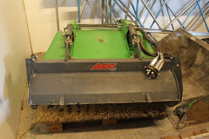 792836-25 Skid steer loader Avant 420 -12 with accessories