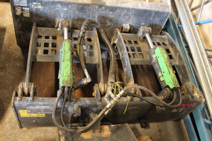 792836-30 Skid steer loader Avant 420 -12 with accessories