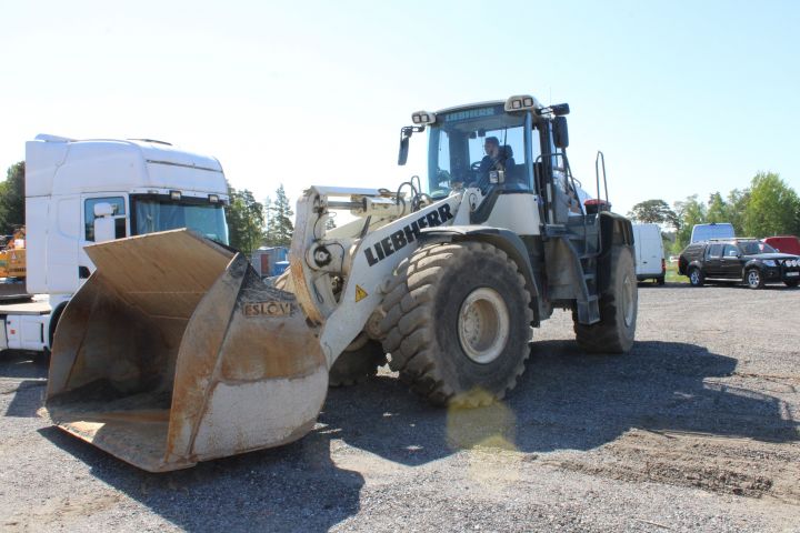 744870-2 Liebherr 580 Wheel loader 12127 h -2011 incl. bucket