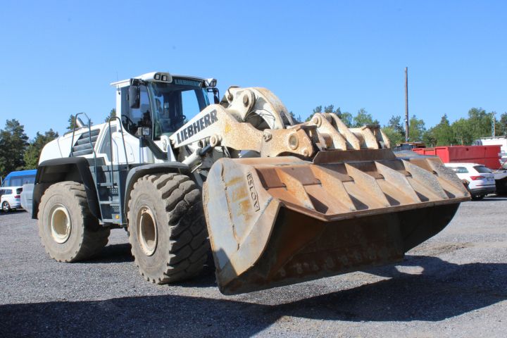 744870-10 Liebherr 580 Wheel loader 12127 h -2011 incl. bucket