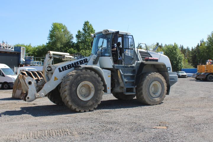744870-28 Liebherr 580 Wheel loader 12127 h -2011 incl. bucket