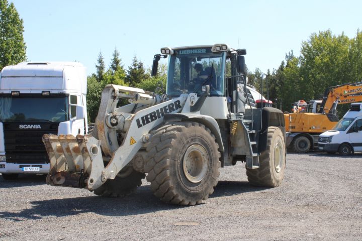 744870-30 Liebherr 580 Wheel loader 12127 h -2011 incl. bucket