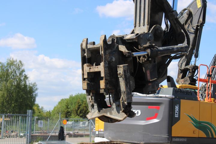 744868-12 Volvo Ecr 235E L incl. Accessories 5389h