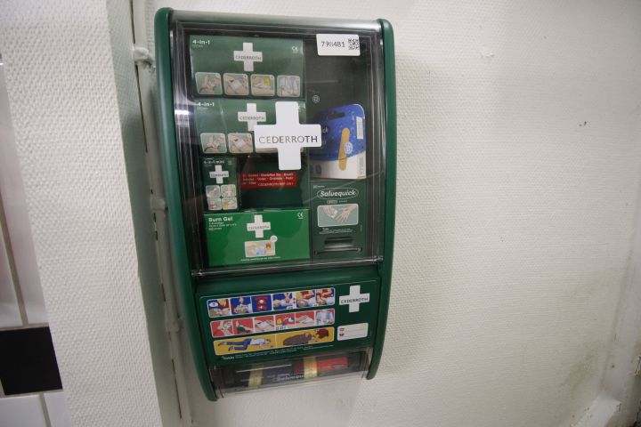 798481-2 First aid kit, fire blanket, carbon dioxide extinguisher