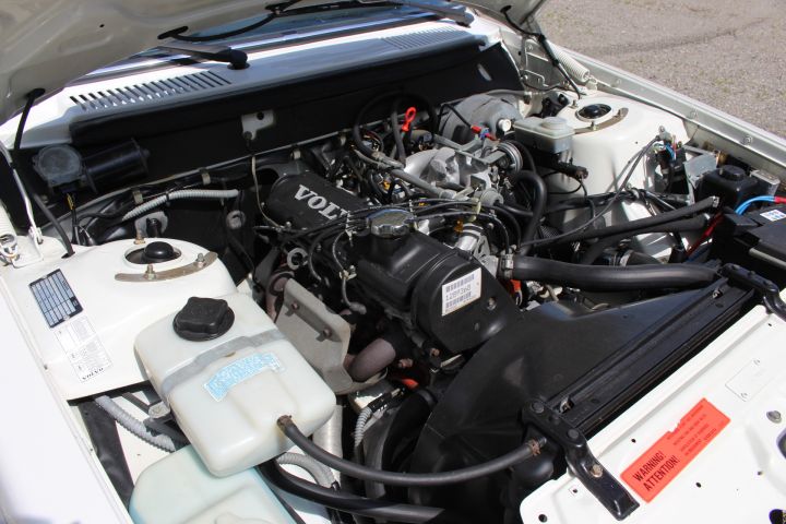 800126-12 Volvo 244 GL -1990