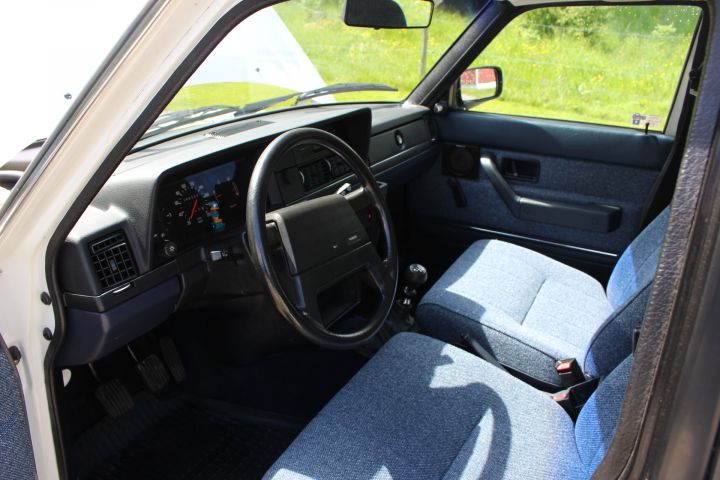 800126-13 Volvo 244 GL -1990