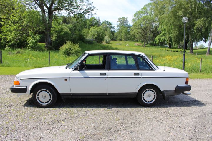800126-2 Volvo 244 GL -1990