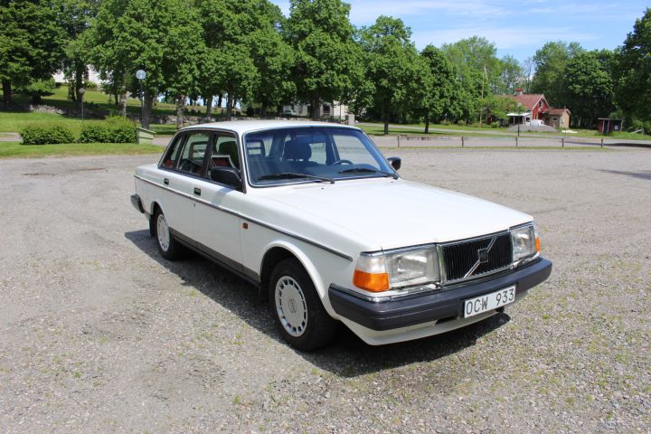 800126-7 Volvo 244 GL -1990