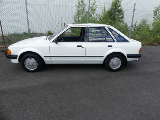 735943-2 Ford Escort 1.6 GL -1983