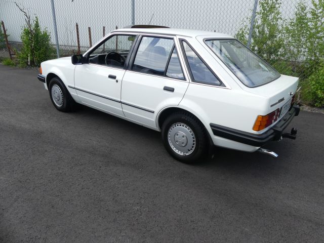735943-3 Ford Escort 1.6 GL -1983