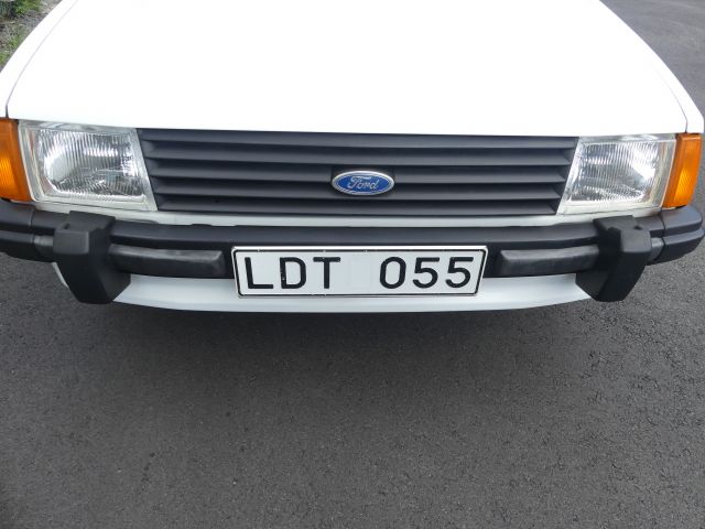 735943-8 Ford Escort 1.6 GL -1983