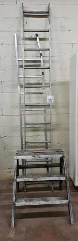 799323-1 Two ladders including a pallet ladder