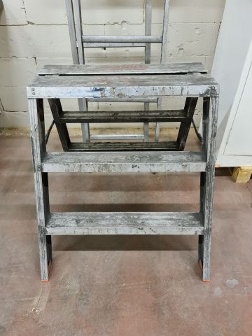 799323-2 Two ladders including a pallet ladder