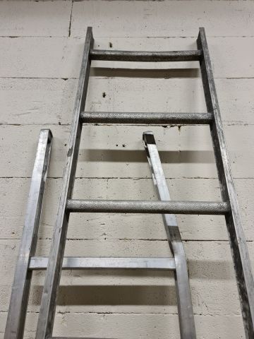 799323-3 Two ladders including a pallet ladder