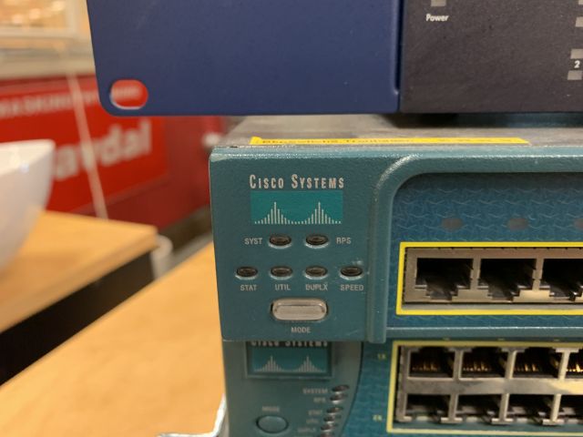 798584-3 Network switches 5pcs Cisco, Netgear