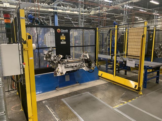 798614-1 Industrial robot and turntable Yaskawa -2018 with spot welding Obara