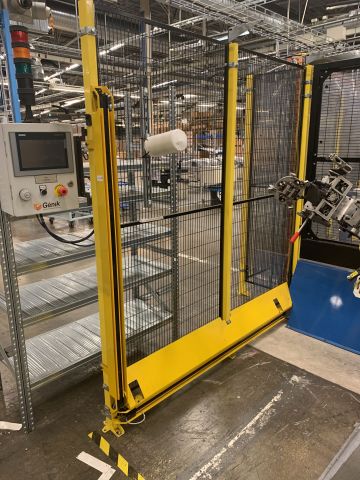 798614-3 Industrial robot and turntable Yaskawa -2018 with spot welding Obara