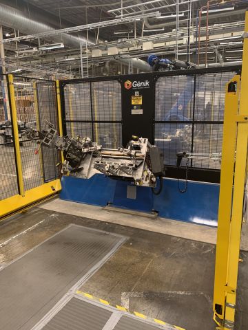 798614-4 Industrial robot and turntable Yaskawa -2018 with spot welding Obara