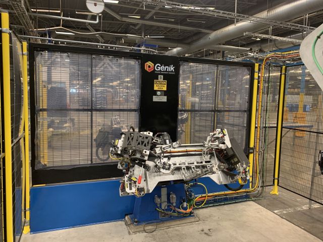 798614-12 Industrial robot and turntable Yaskawa -2018 with spot welding Obara