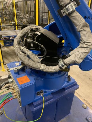 798614-19 Industrial robot and turntable Yaskawa -2018 with spot welding Obara