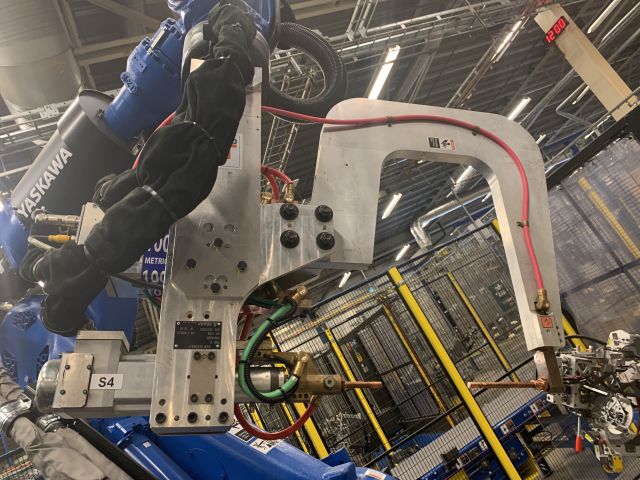 798614-20 Industrial robot and turntable Yaskawa -2018 with spot welding Obara