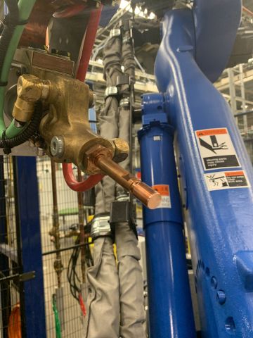 798614-23 Industrial robot and turntable Yaskawa -2018 with spot welding Obara