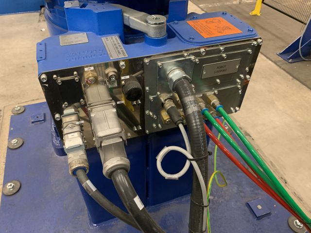 798614-26 Industrial robot and turntable Yaskawa -2018 with spot welding Obara