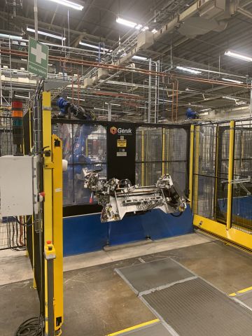 798616-1 Industrial robot and turntable Yaskawa -2018 with spot welding Obara