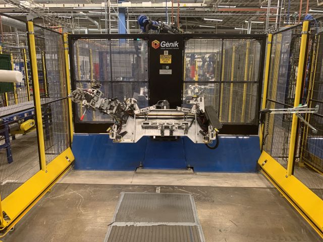 798616-2 Industrial robot and turntable Yaskawa -2018 with spot welding Obara