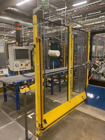 798616-3 Industrial robot and turntable Yaskawa -2018 with spot welding Obara