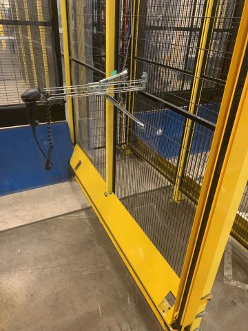 798616-5 Industrial robot and turntable Yaskawa -2018 with spot welding Obara