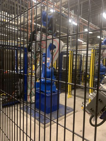 798616-6 Industrial robot and turntable Yaskawa -2018 with spot welding Obara