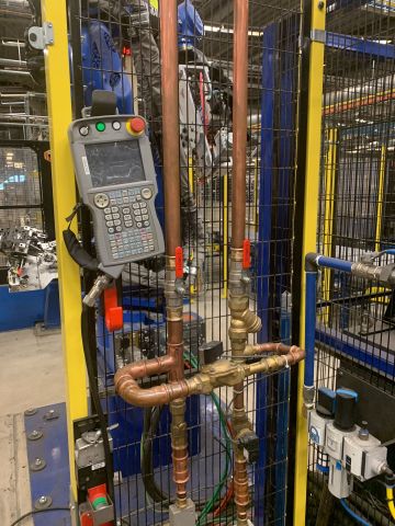 798616-14 Industrial robot and turntable Yaskawa -2018 with spot welding Obara