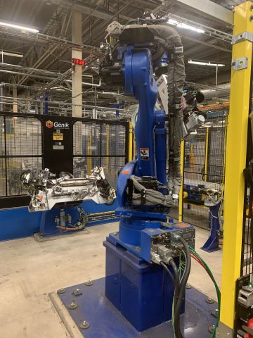 798616-16 Industrial robot and turntable Yaskawa -2018 with spot welding Obara