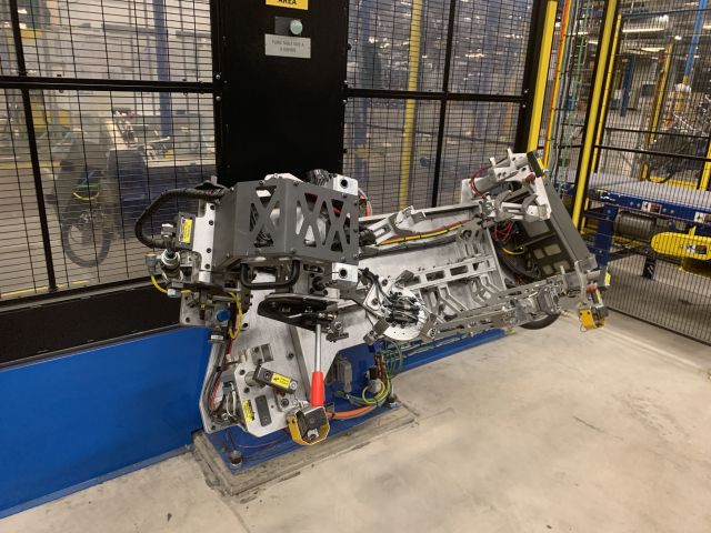 798616-17 Industrial robot and turntable Yaskawa -2018 with spot welding Obara