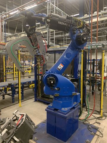 798616-19 Industrial robot and turntable Yaskawa -2018 with spot welding Obara