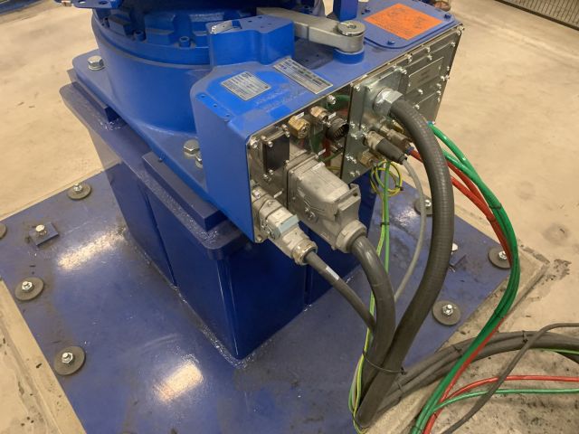 798616-23 Industrial robot and turntable Yaskawa -2018 with spot welding Obara