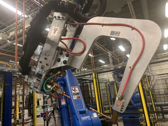 798616-24 Industrial robot and turntable Yaskawa -2018 with spot welding Obara