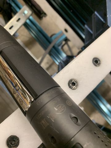 798639-8 Mounting station with Atlas Copco torque tractor